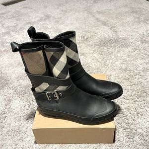 Burberry rain boots like new size 7